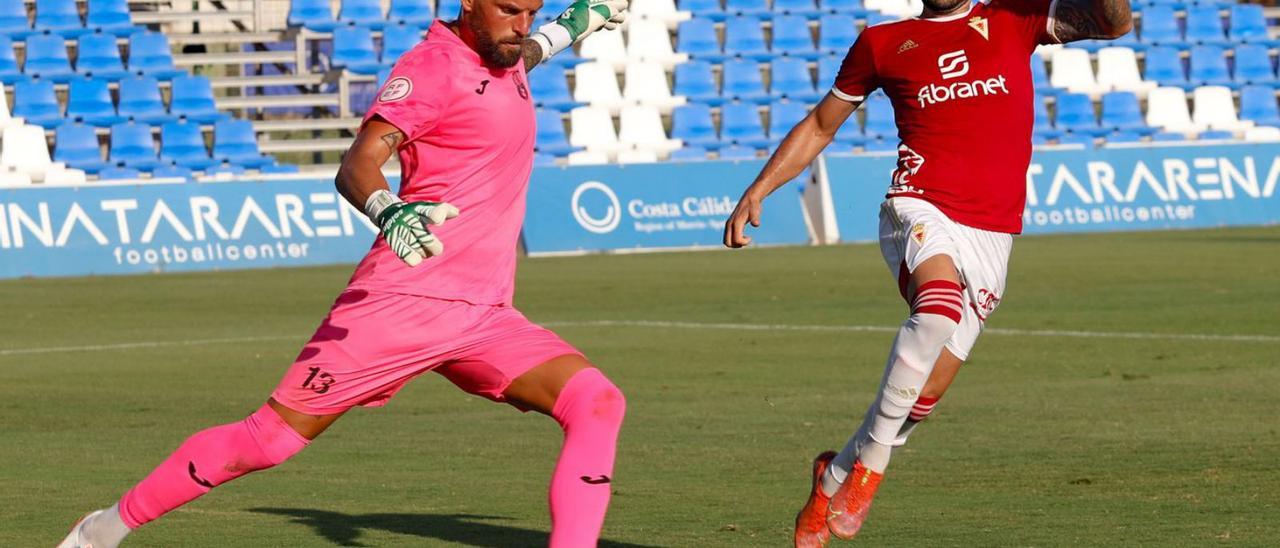 Santi Jara presiona la salida de balón durante el encuentro ante el Mar Menor. | LOYOLA PÉREZ DE VILLEGAS MUÑIZ