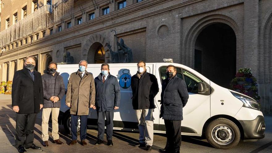 El alcalde con el presidente de la hermandad y otros concejales y miembros de la misma junto a la furgoneta.