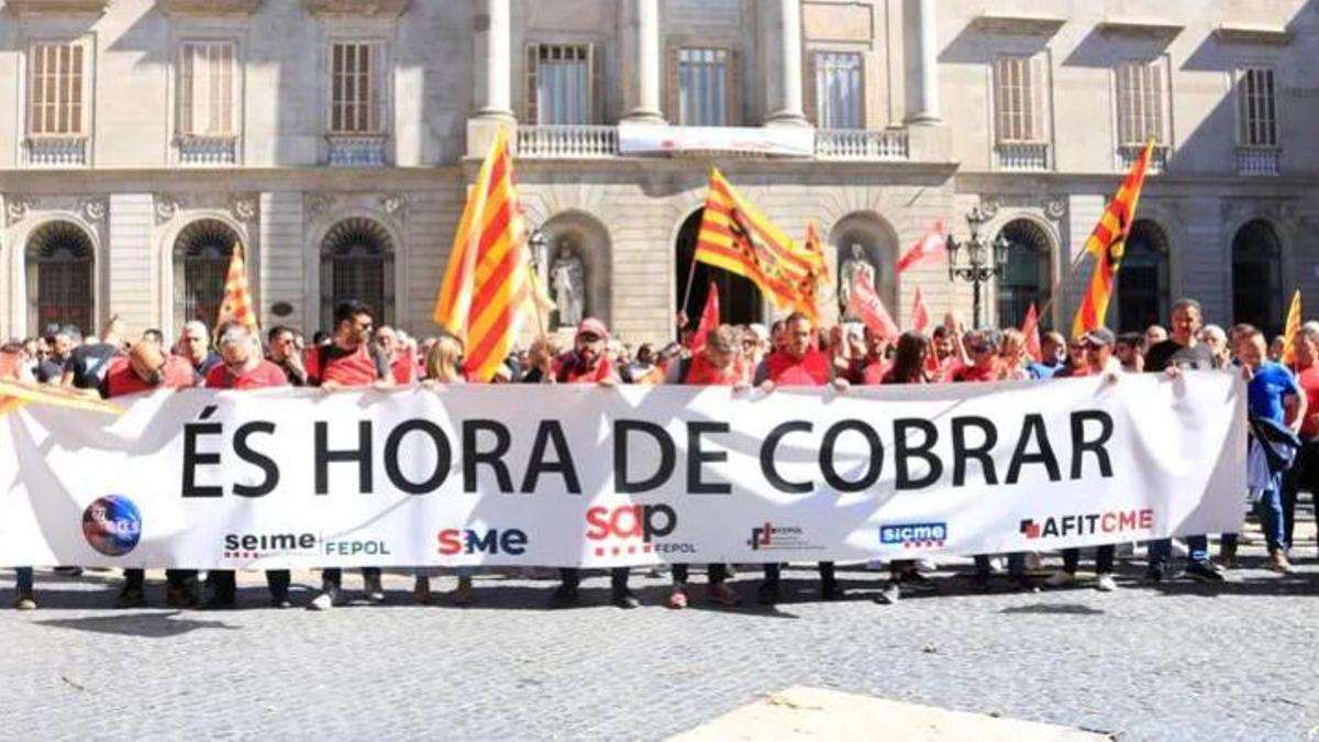 Més de 200 mossos d'esquadra es manifesten davant la Generalitat per reclamar millores salarials