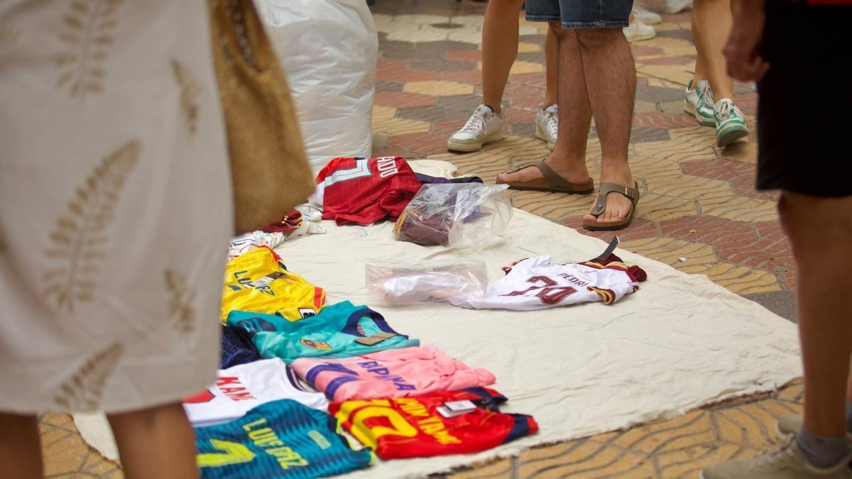 Intervenidas 2.000 camisetas falsas del Mundial de fútbol en un almacén