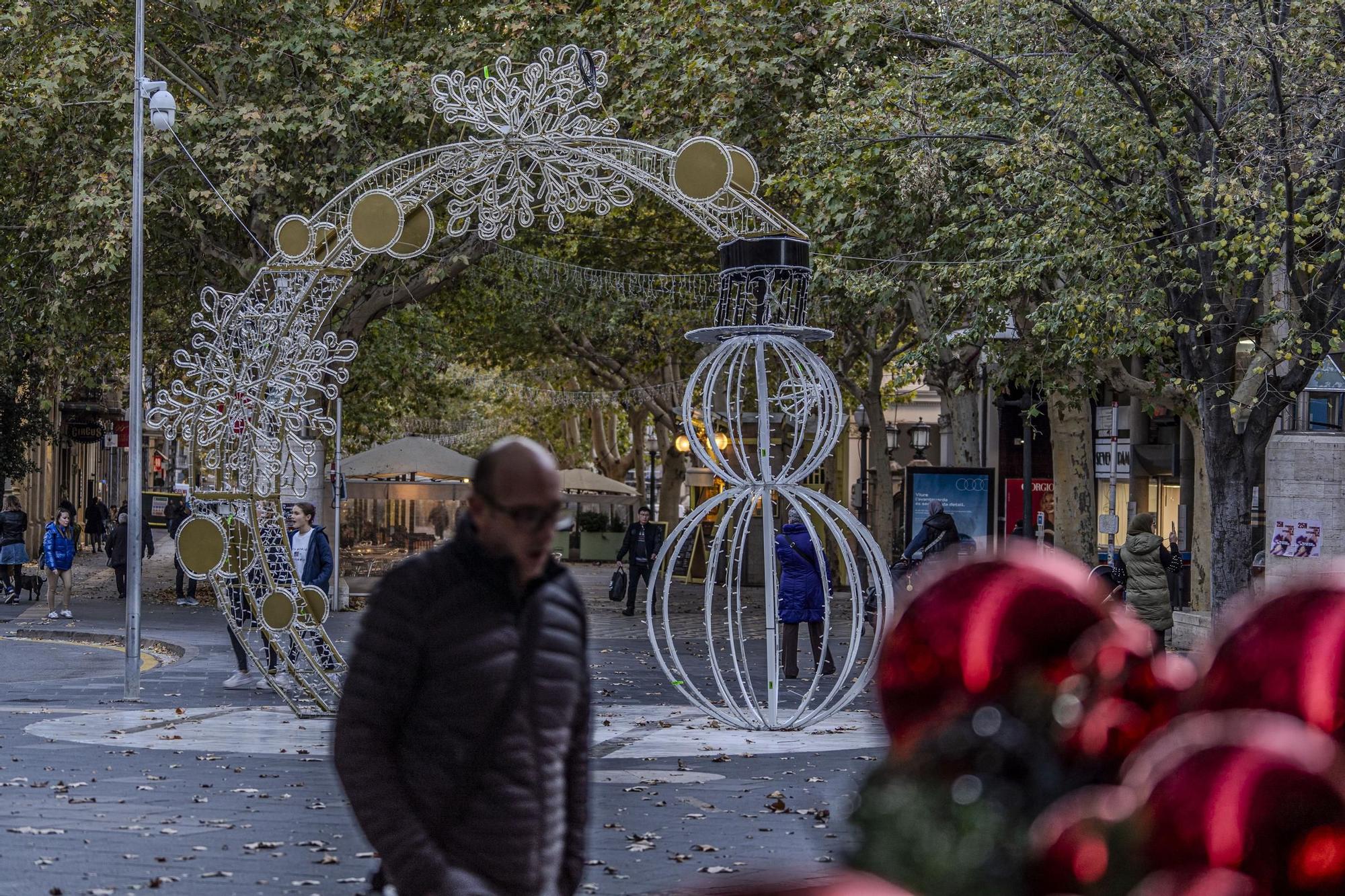 Manresa ja té la il·luminació de Nadal de Crist Rei i la plaça de la Creu