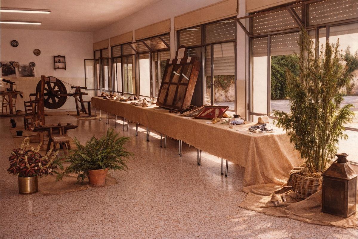 I Exposición dedicada al cáñamo en el Colegio Primo de Rivera. agosto de 1980.