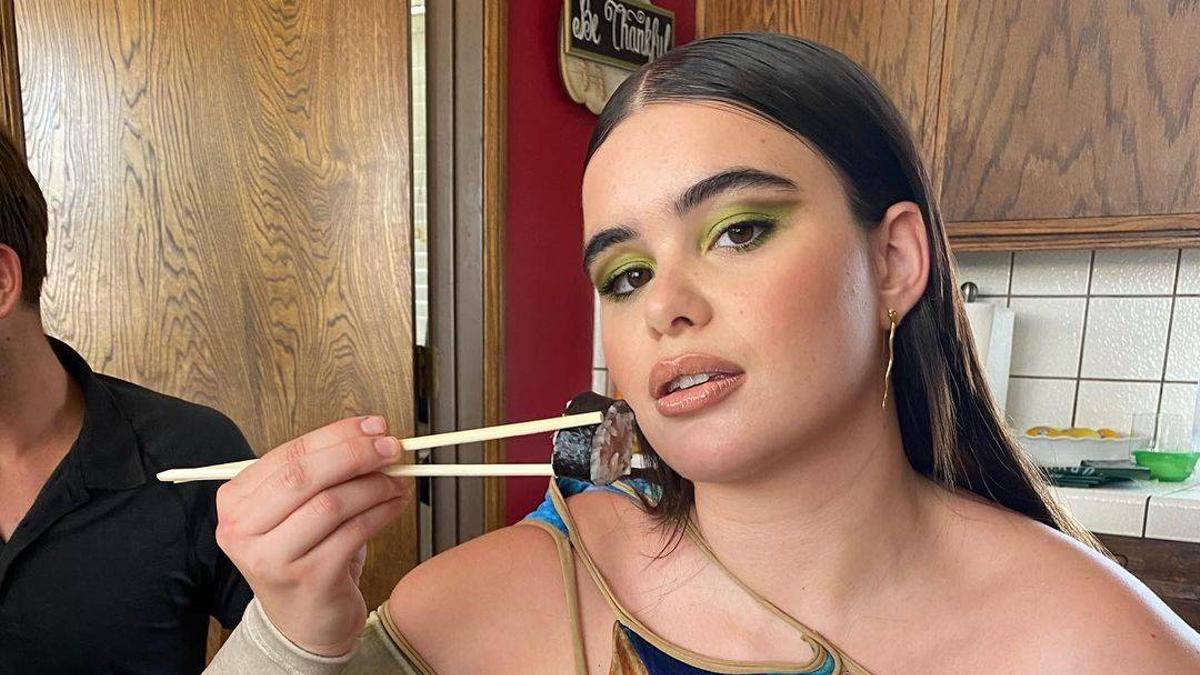 Barbie Ferreira con maquillaje en color menta