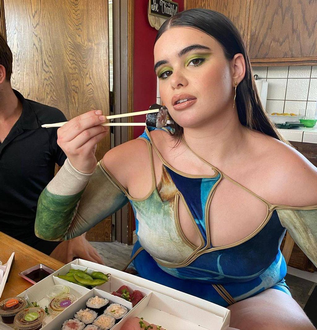 Barbie Ferreira con maquillaje en color menta
