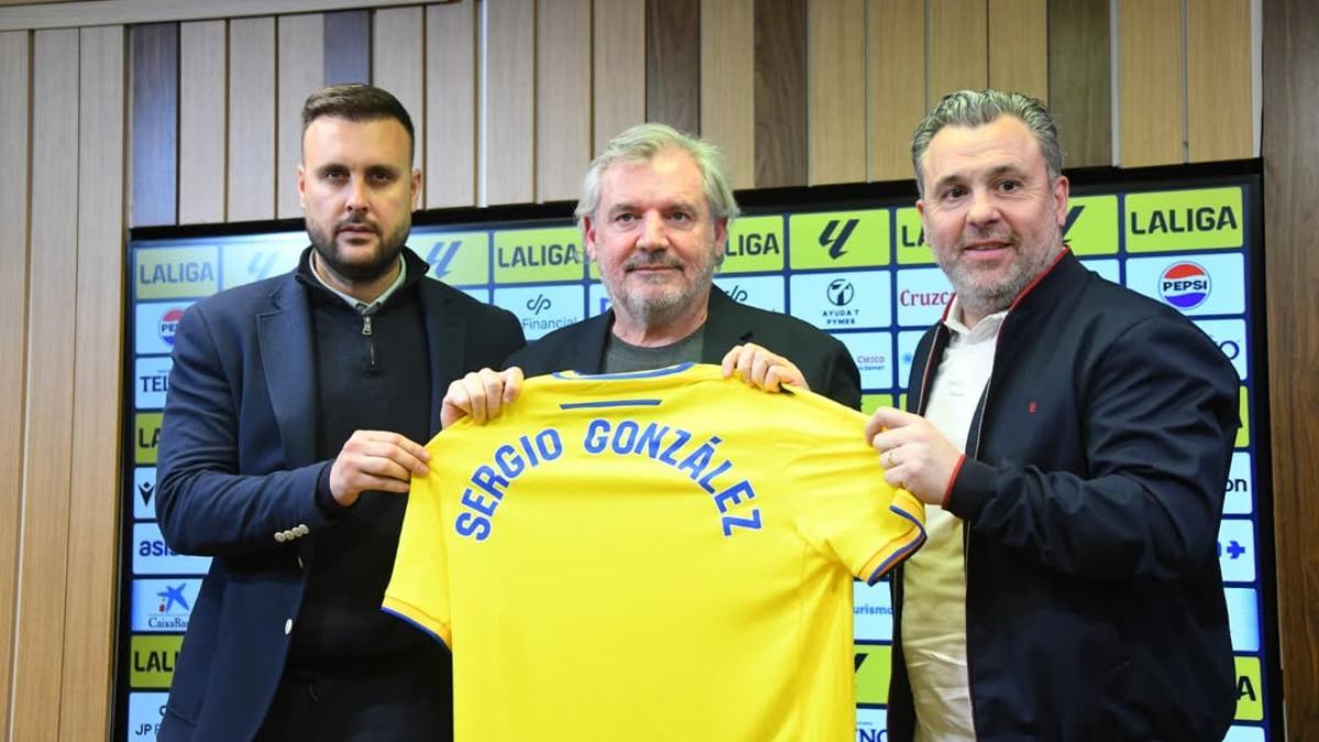 Sergio González, presentado como técnico cadista junto a Juan Cala, coordinador de la dirección deportiva y Manuel Vizcaíno, presidente del club.