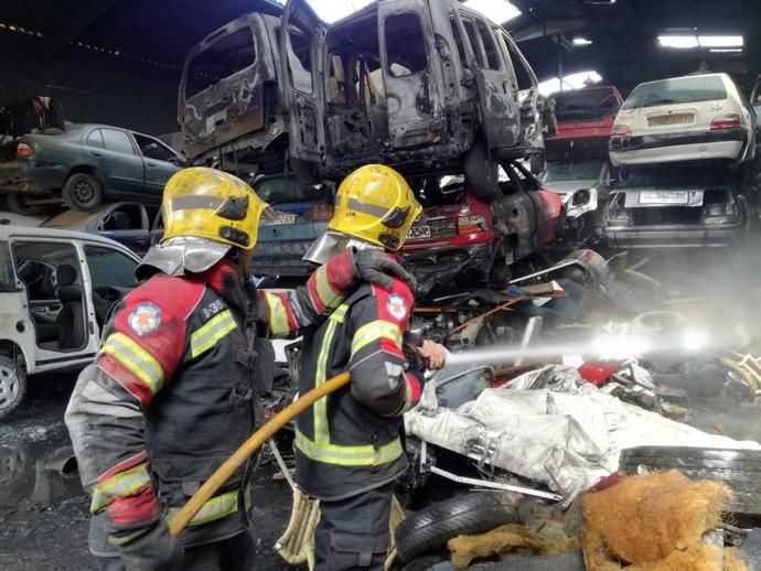 Un incendio calcina nueve coches en una nave de desguace en Arrecife