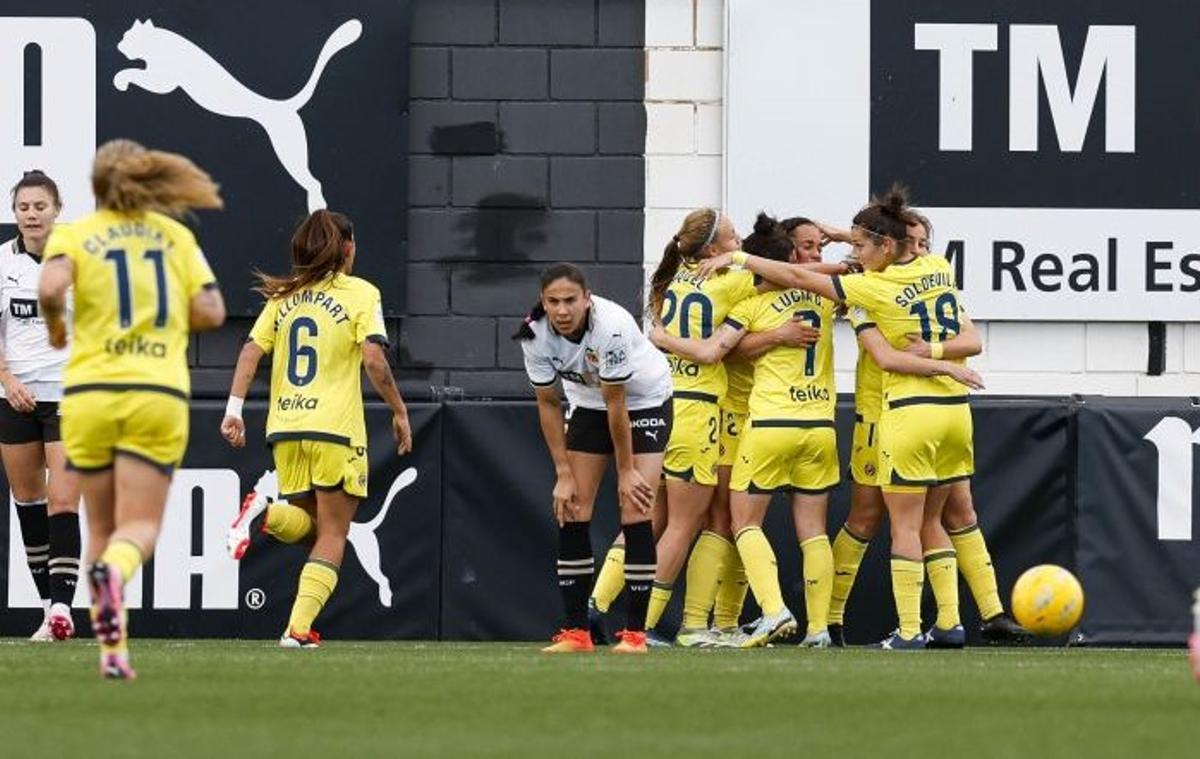 Las jugadoras del Villarreal femenino celebran el 0-1 anotado por la jamaicana McKenna.