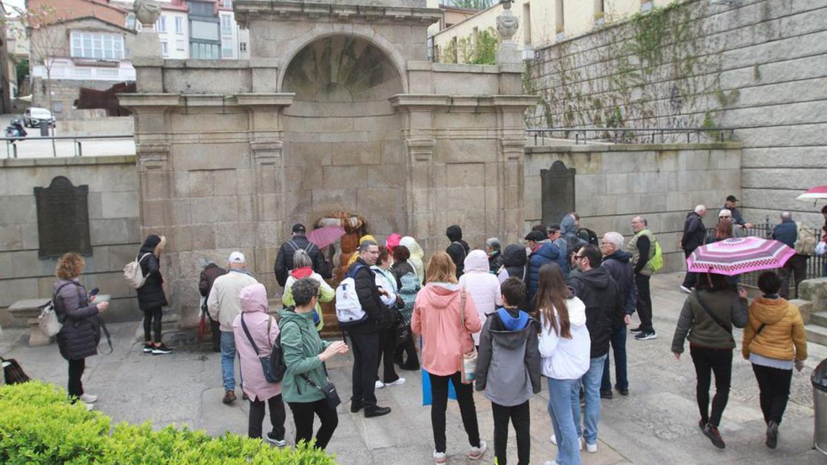 Un grupo de turistas, este lunes en As Burgas.