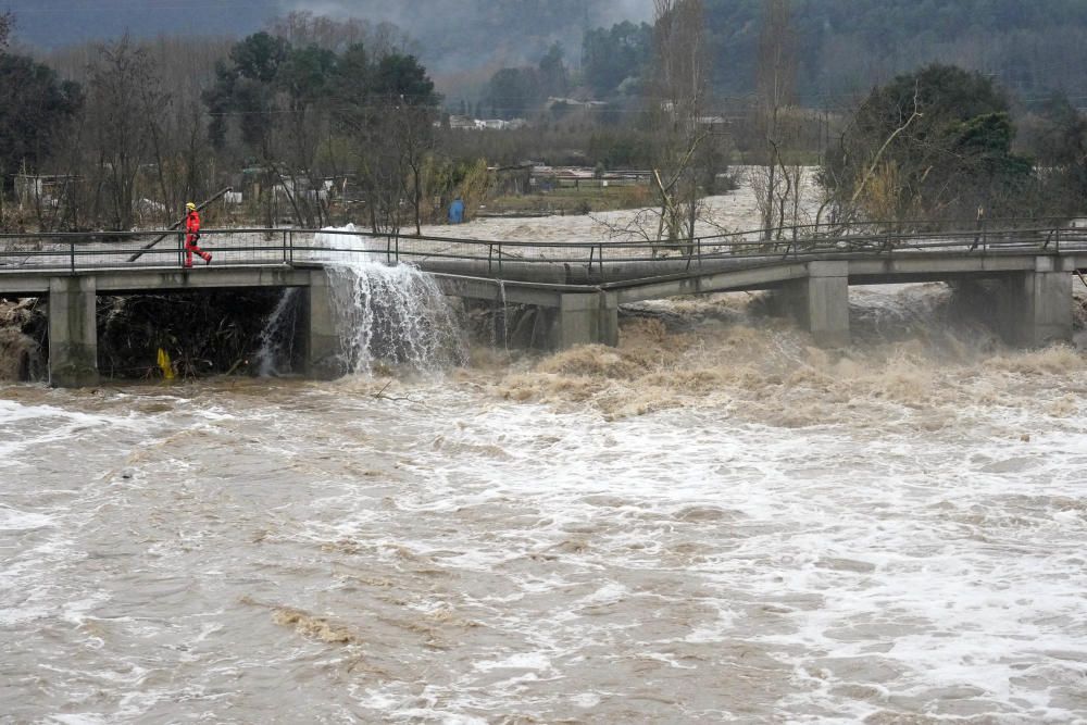 Una canonada d''aigua ha rebentat al seu pas per Anglès · La Riera d''Osor al seu pas per Anglès