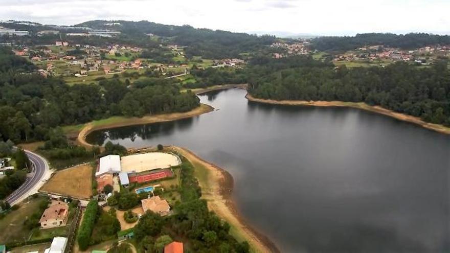 Vista aérea del embalse de Zamáns.