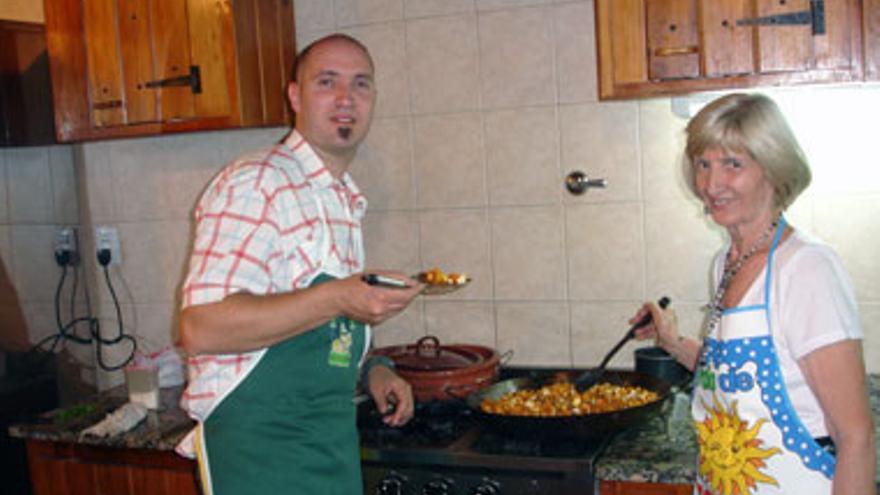 Emigrantes extremeños presentan unas migas de pastor en un certamen gastronómico en Buenos Aires