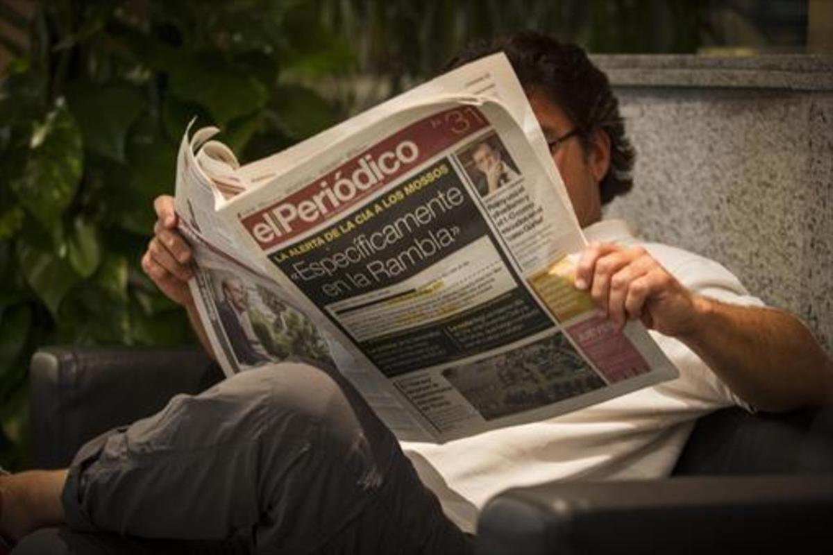 Un lector del diario de ayer, en Barcelona.