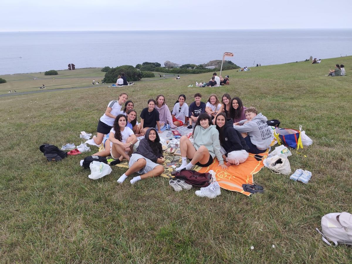 Gijón vive el eclipse entre reencuentros y la ilusión de “sentir” el fenómeno