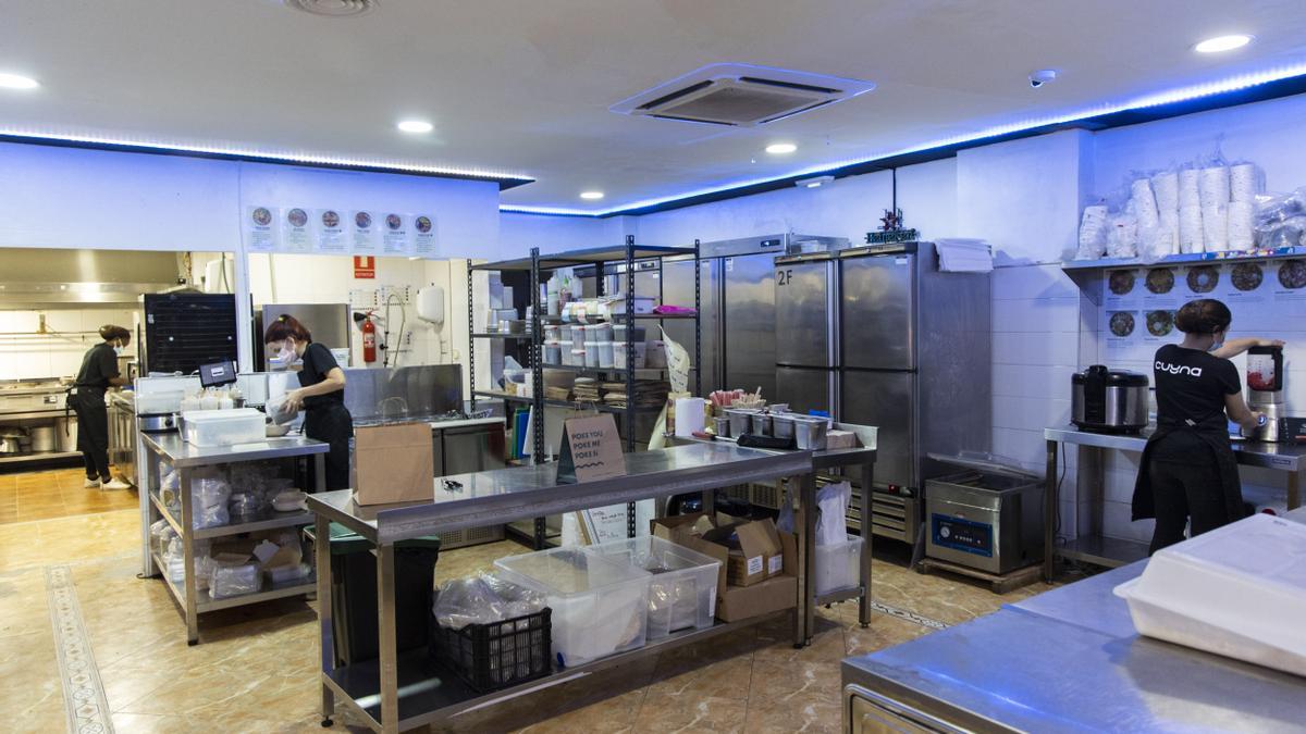 Interior de la dark kitchen de Cuyna en València, donde las cocineras preparan pedidos.