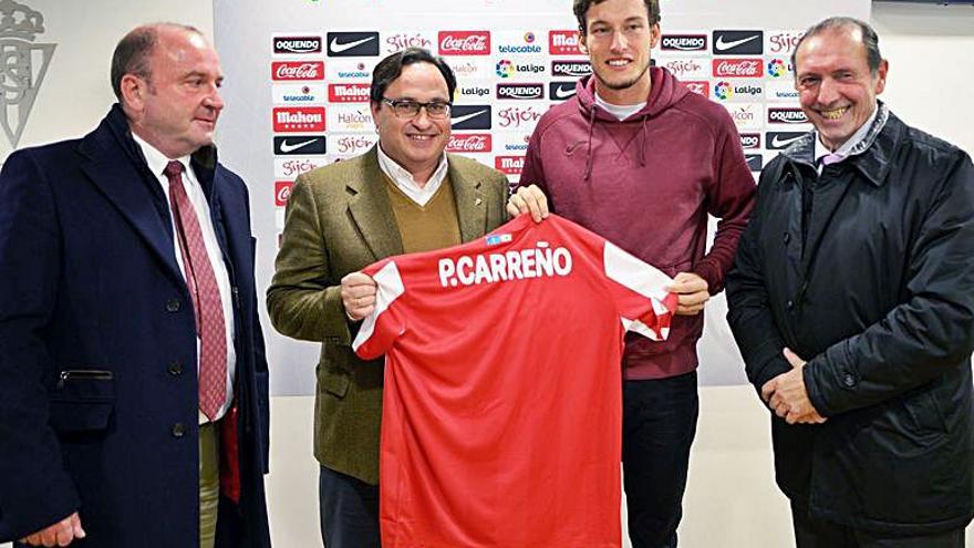 El Sporting le hace entrega de una camiseta a Carreño. Por la izquierda, Javier Martínez, Javier Fernández, Carreño y Quini.