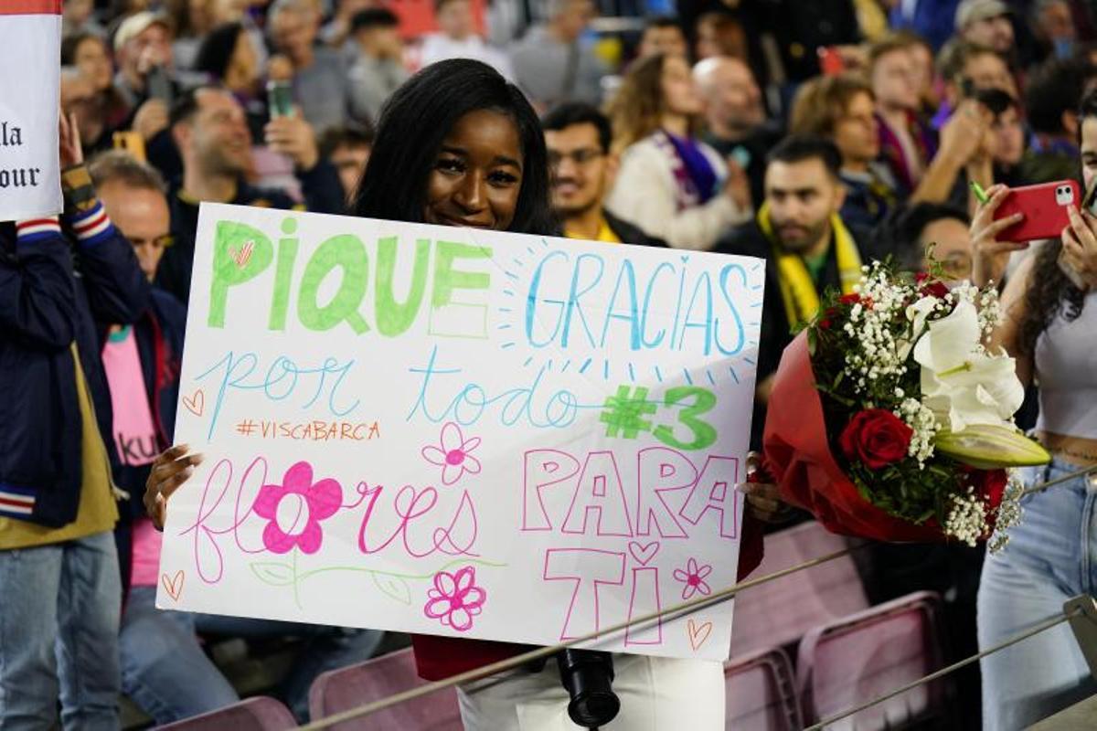  Una aficionada muestra una pancarta en agradecimiento al defensa del Barcelona Gerard Piqué, antes del encuentro del encuentro de la decimotercera jornada de LaLiga entre el FC Barcelona y el UD Almería, este sábado en el estadio Camp Nou en Barcelona.al. 
