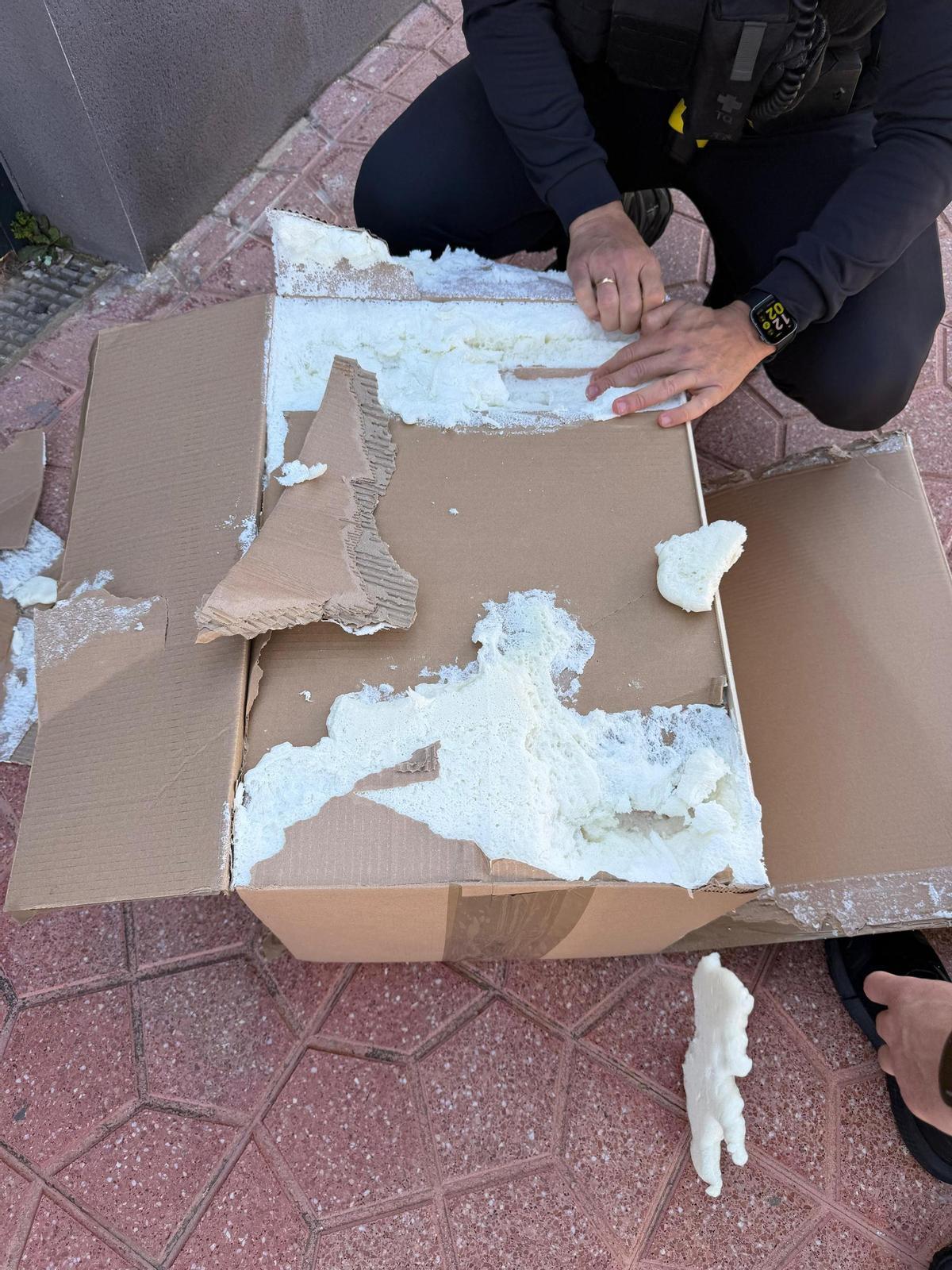 La caja estaba sellada con espuma de poliuretano