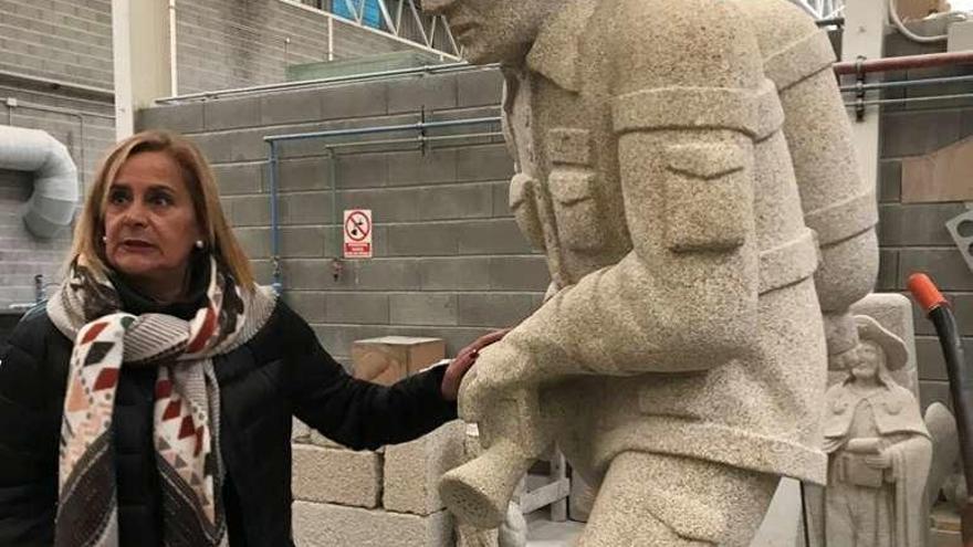 Carmela Silva con la obra en homenajea los brigadistas. // Fdv