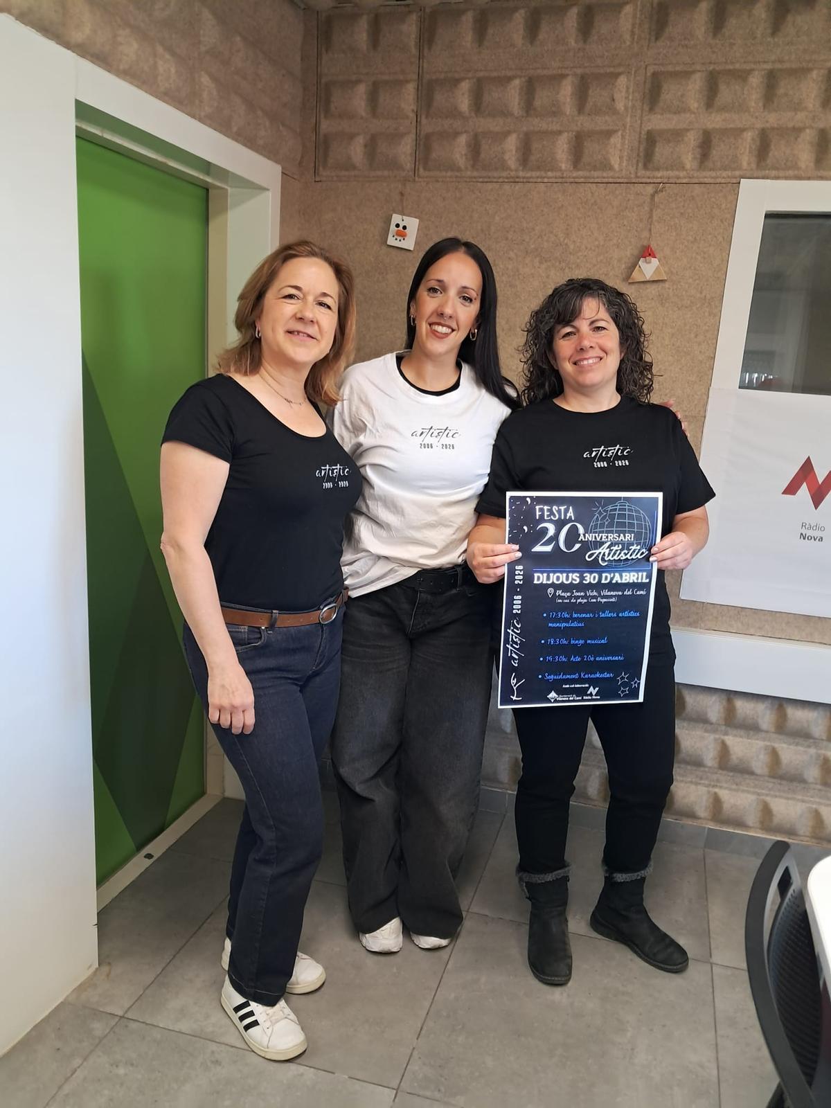 Rosalba, Ermy i Sheila amb el cartell de les activitats