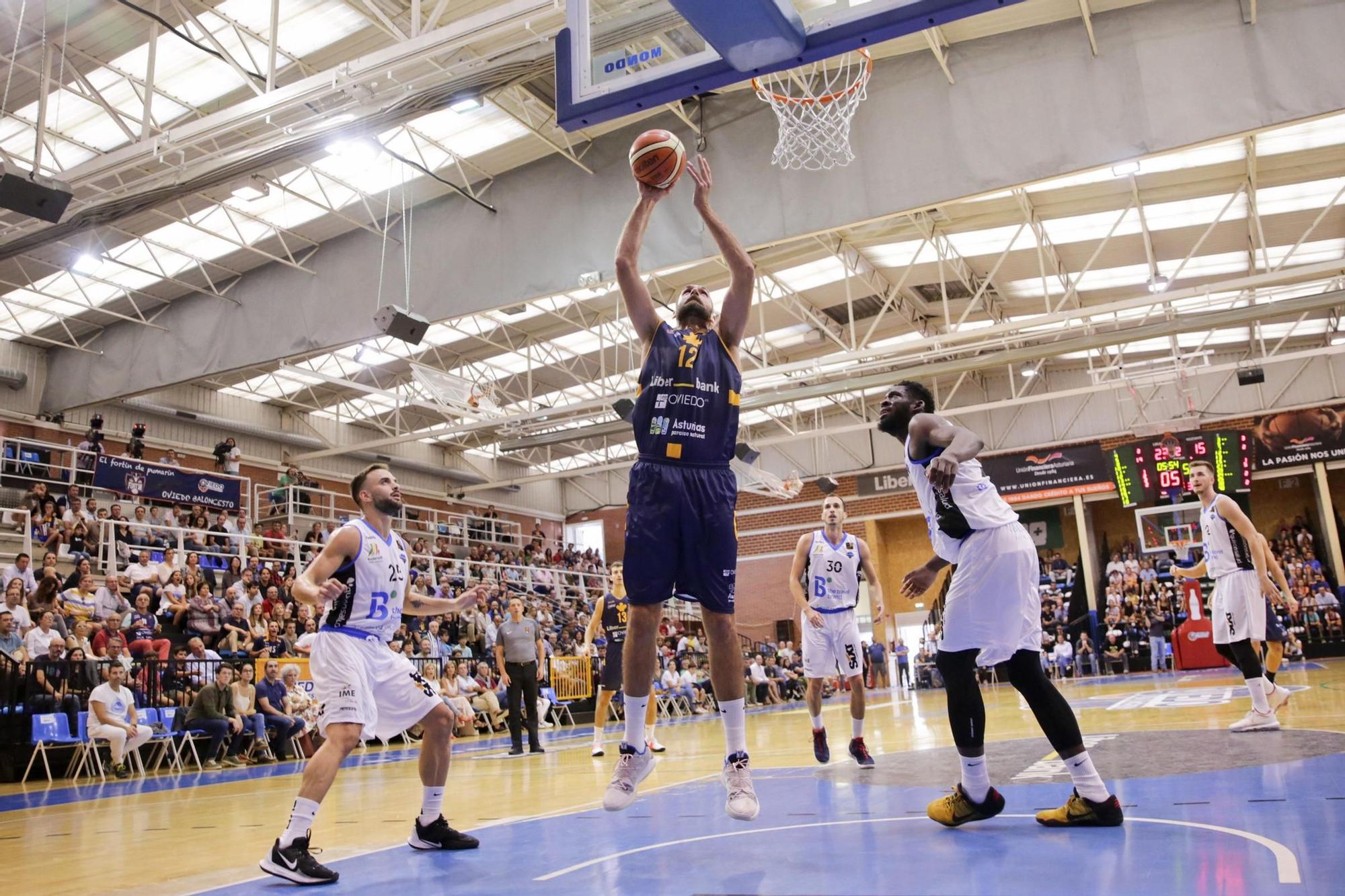 Oliver Arteaga con el Liberbank Oviedo Baloncesto