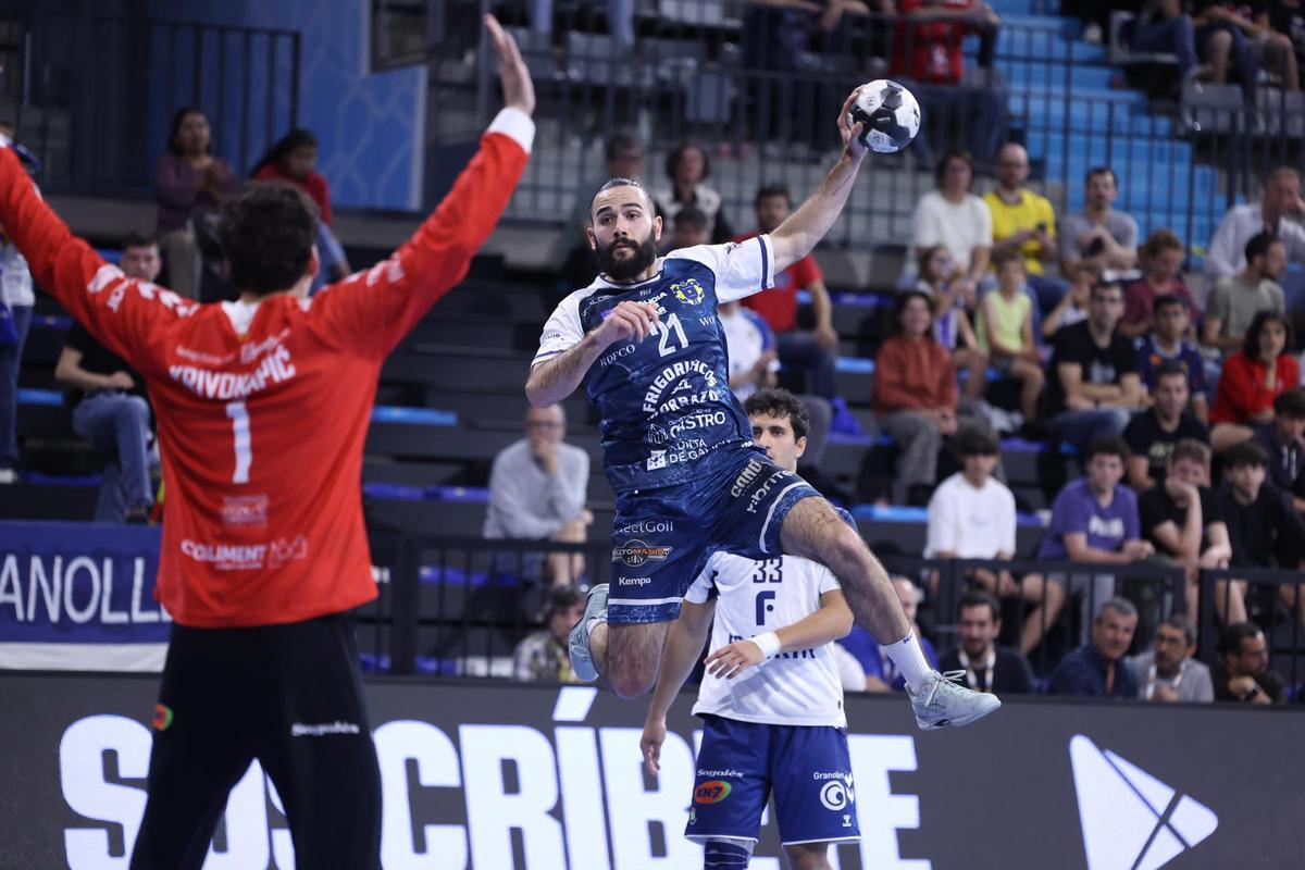 Jaime Gallardo se eleva para lanzar ante Krivokapic en el encuentro de ayer en Granollers.