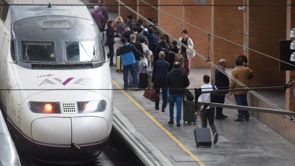 La Junta de Andalucía responsabiliza a Óscar Puente del caos ferroviario: "El Gobierno es quien sabotea Renfe"