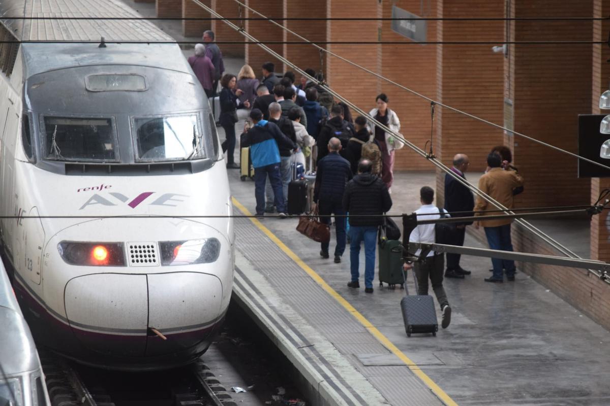 Los primeros trenes AVE parten de Santa Justa en la mañana del lunes 5 de mayo.