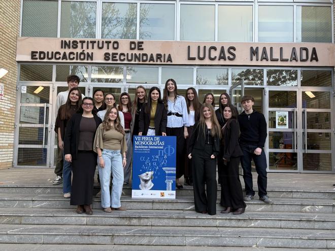 Las monografías regresan al IES Lucas Mallada de Huesca con su feria anual