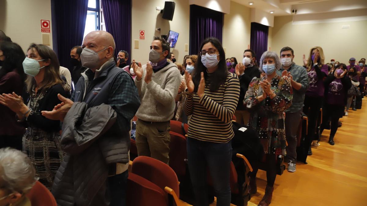 El salón de actos de la Diputación se ha puesto en pie dos veces para homenajear a Amparo Pernichi.