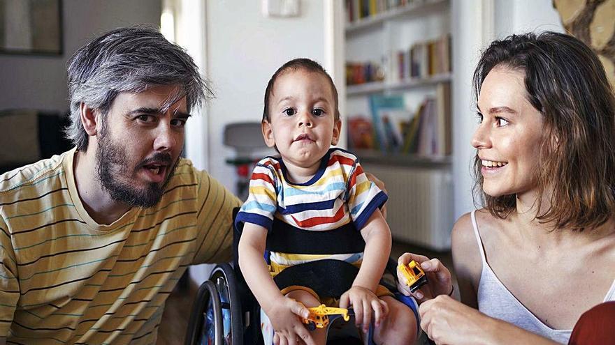 El pequeño Gael, junto con sus padres, Rodrigo Gómez y Adèle Frohart.