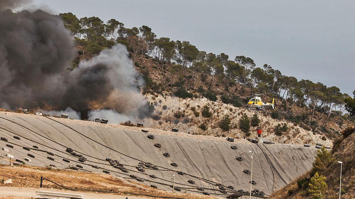 El helicóptero del Ibanat ayuda a sofocar el incendio