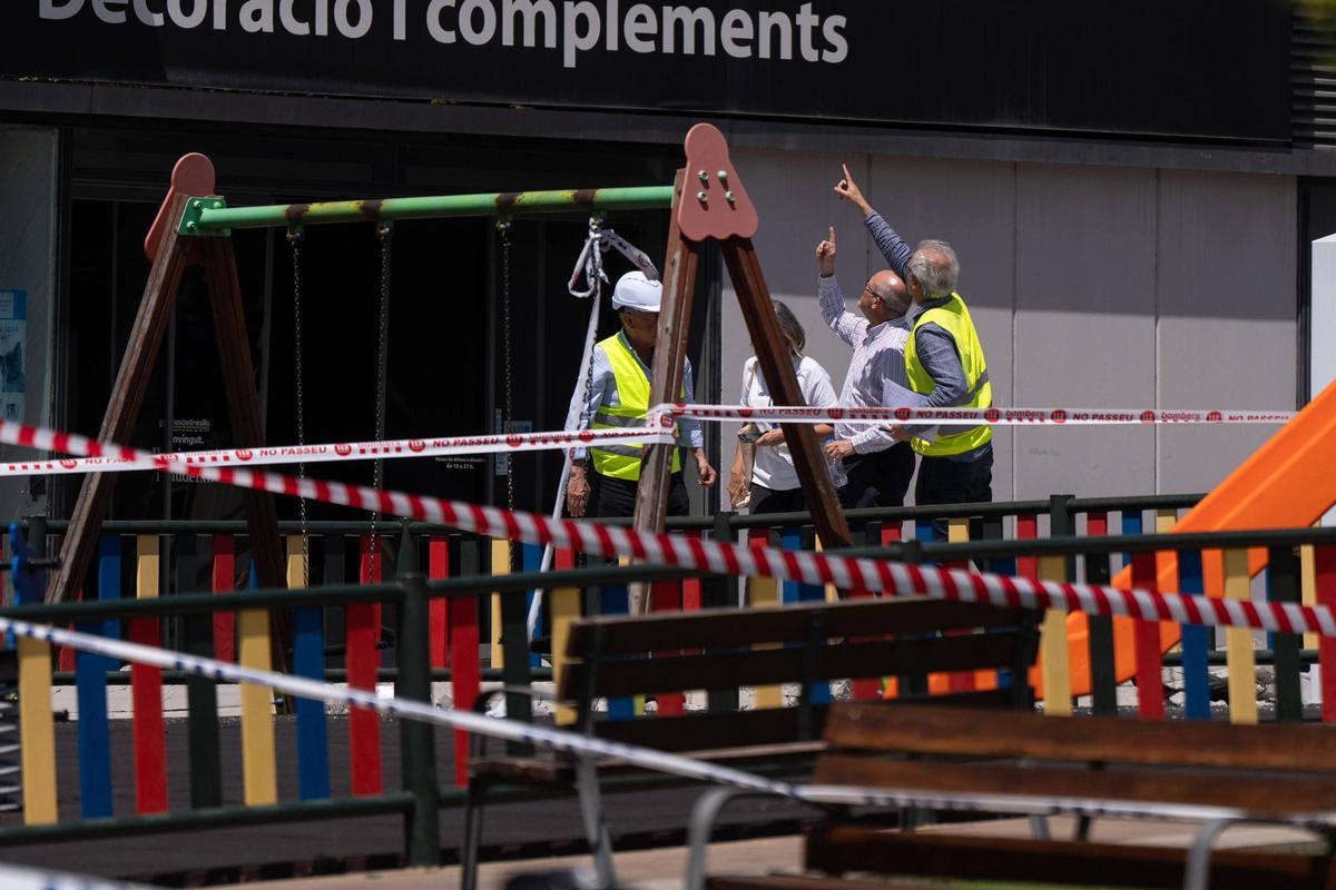 El parque infantil donde cayó la fachada de la tienda afecrada por el derrumbe en el centro comercial Via Sabadell