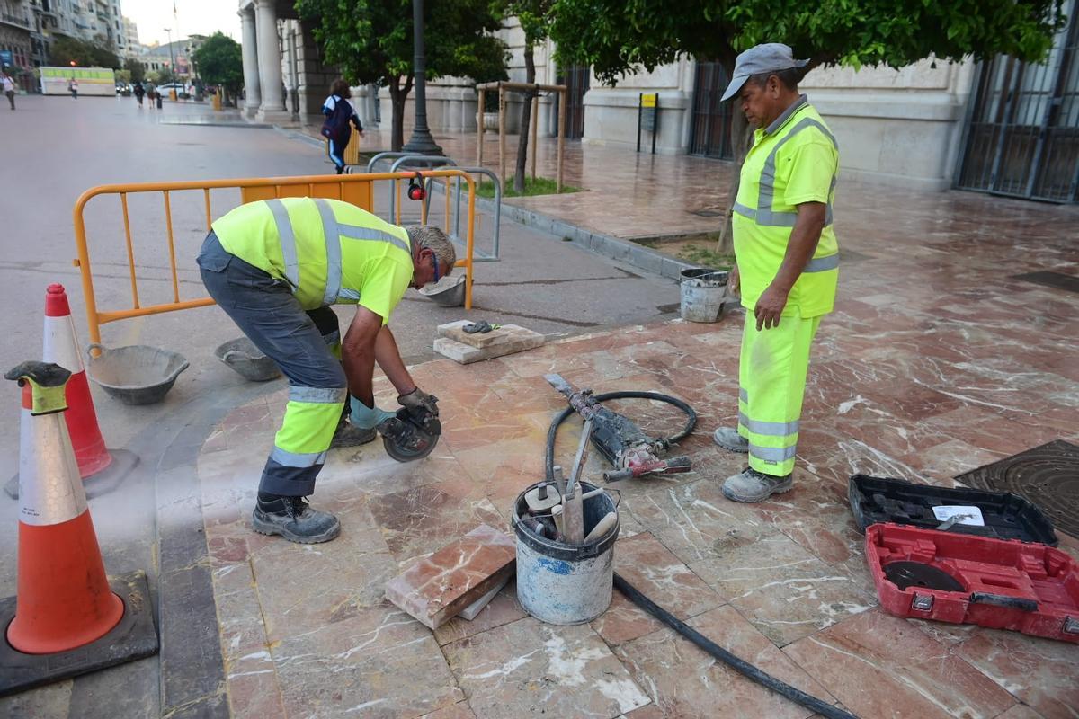 La acera ya ha sido restaurada con una baldosa nueva