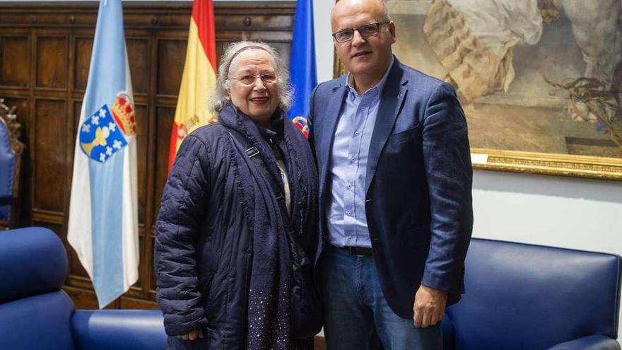 Manuel Baltar (d.), con Mariluz Villar, viuda de Rodríguez Míguez. // FdV