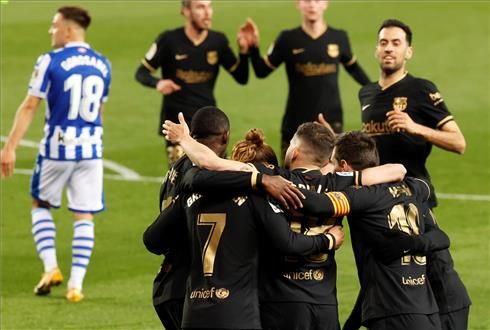 Los jugadores del Barcelona celebran uno de los tantos ante la Real Sociedad