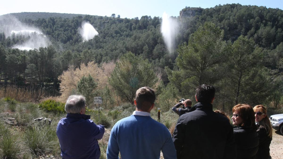 Imagen de una prueba de los cañones de agua del Castell de Xàtiva realizada en 2012, con el exalcalde Alfonso Rus a la izquierda.