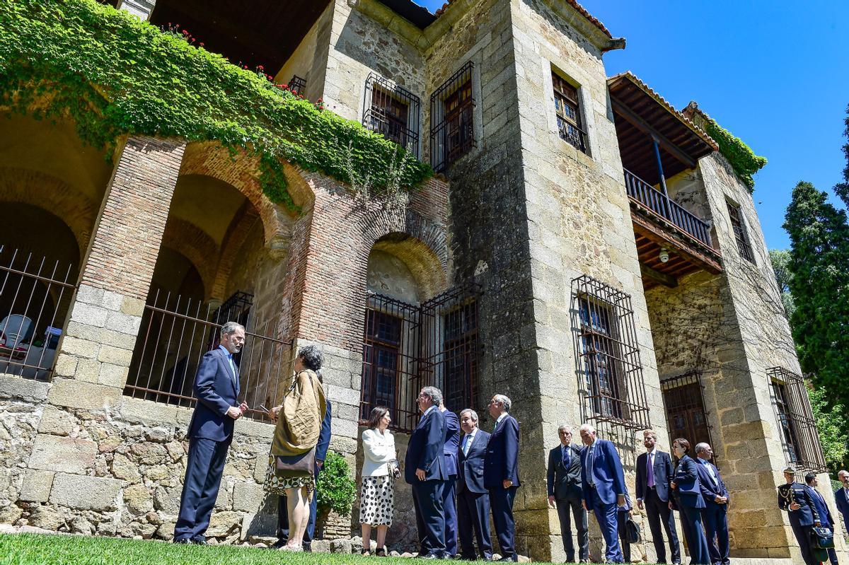 Visita de las autoridades por los exteriores del monasterio de Yuste, tras la entrega del premio Carlos V..