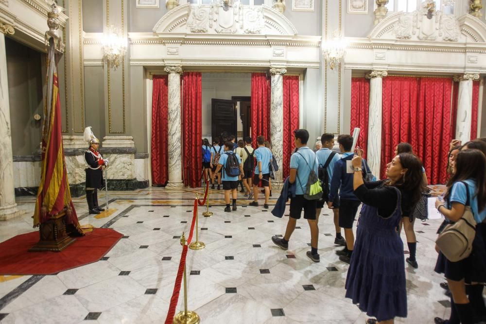 Los valencianos visitan la Real Senyera, expuesta en la sala de cristal