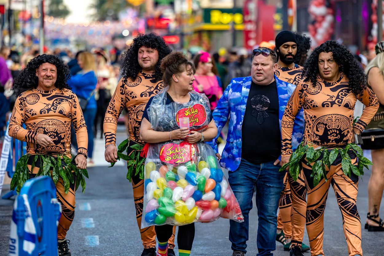 Los británicos desafían a la lluvia y celebran su "Fancy Dress Party" en Benidorm