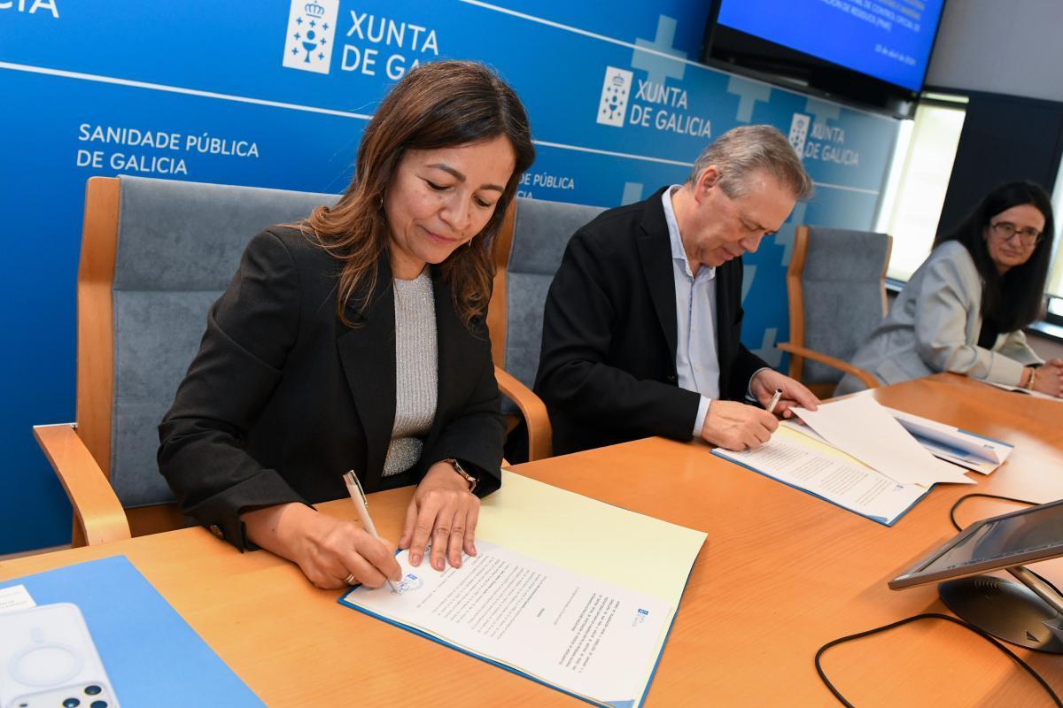 Marta Villaverde y Antonio Gómez Caamaño, firmando el convenio de colaboración a partir del cual analizar las muestras de pescado procedentes de las piscifactorías gallegas.