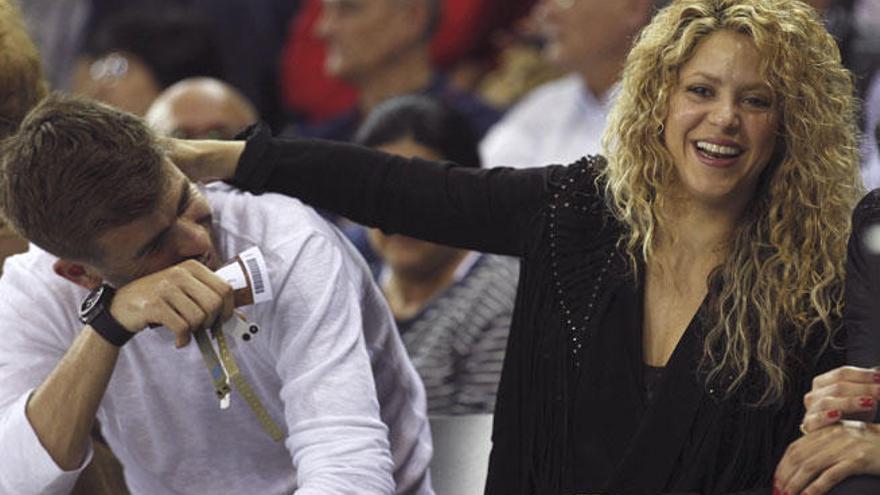 Shakira hace un gesto cómplice a Piqué.