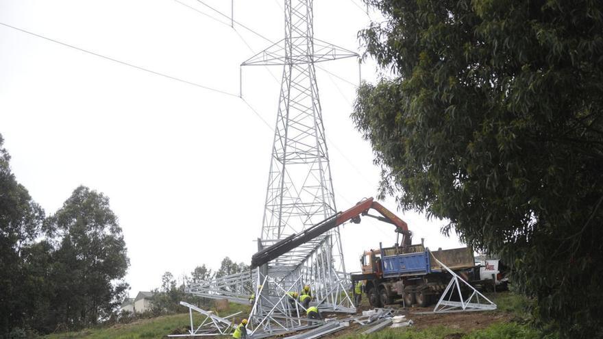 Instalación de unas torretas eléctricas. |   // CARLOS PARDELLAS