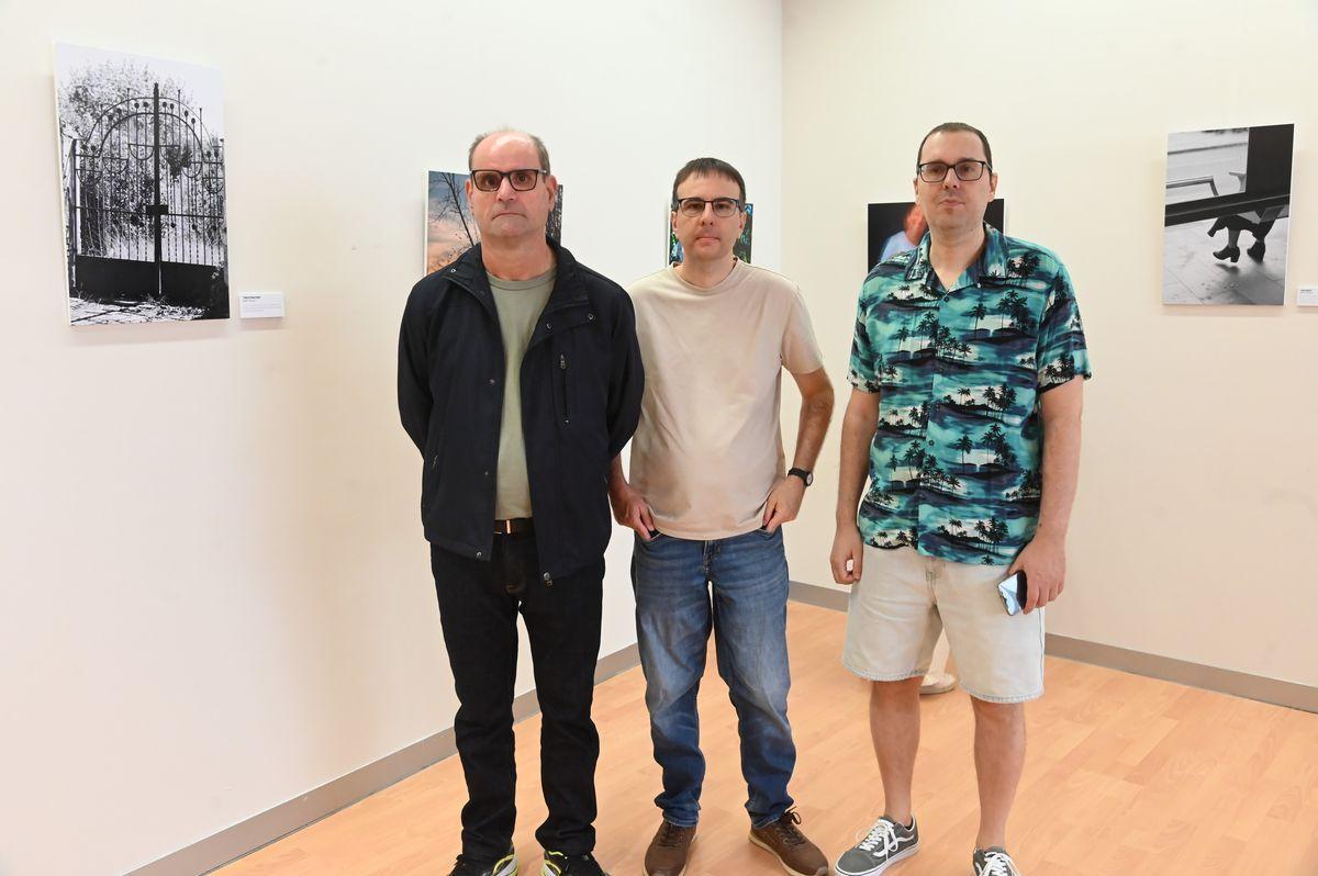 Los tres fotógrafos de la exposición.