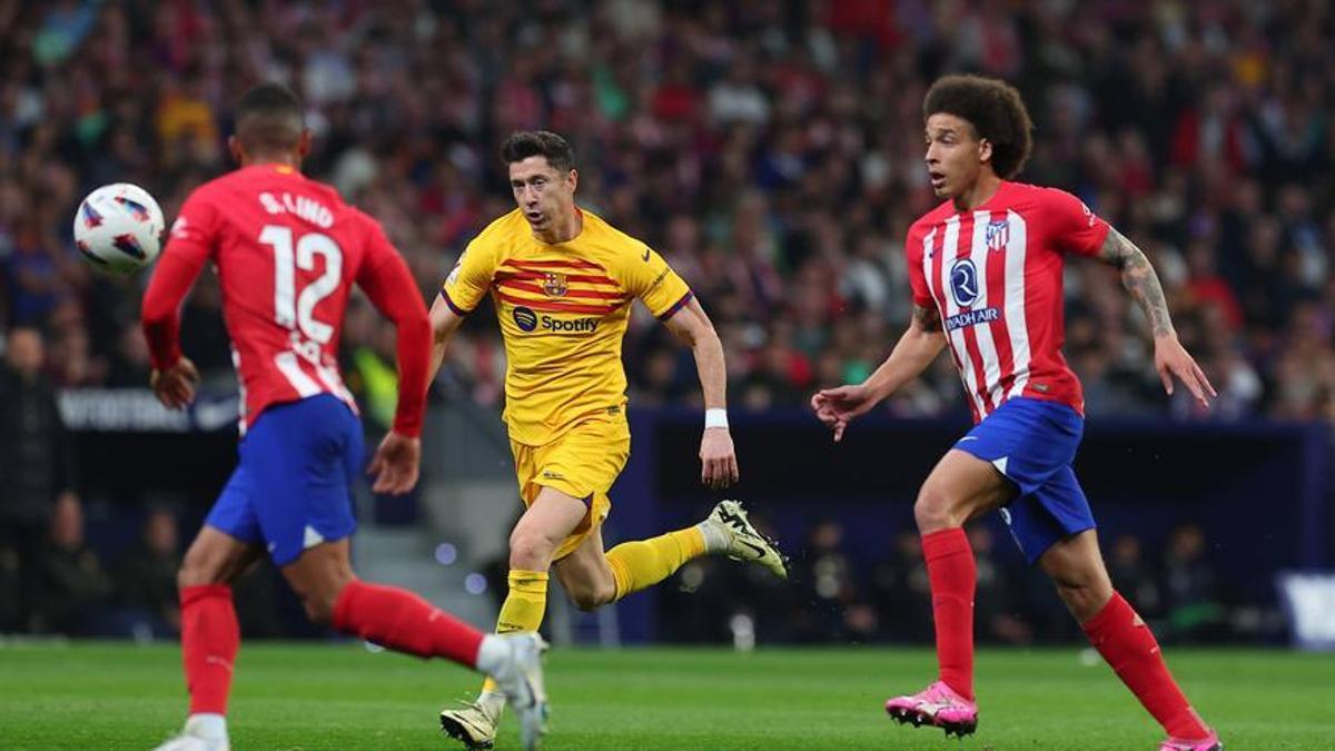 Robert Lewandowski, contra Lino y Witsel en el FC Barcelona - Atlético del Metropolitano.