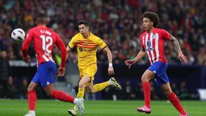 Robert Lewandowski, contra Lino y Witsel en el FC Barcelona - Atlético del Metropolitano.