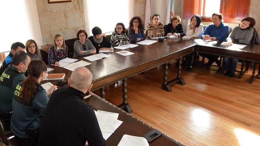 Reunión de la Mesa Local Contra a Violencia de Xénero celebrada ayer en Poio. // Gustavo Santos