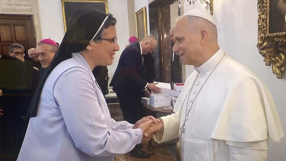 El Papa saluda a la religiosa mallorquina Martina Moncada.