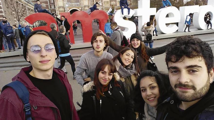 Carlos Burgo Morente (primero por la derecha) con un grupo de amigos estudiantes durante su excursión a Amsterdam.