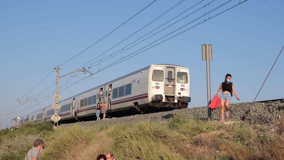 Cuatro fallecidos en el arrollamiento de un coche por un tren en Novelda