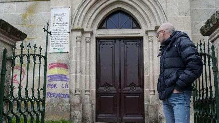 El alcalde de Maside observa las pintadas.  // Brais Lorenzo